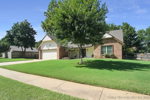124 W Albuquerque St, Broken Arrow, OK, 74011-6801 | Card Image