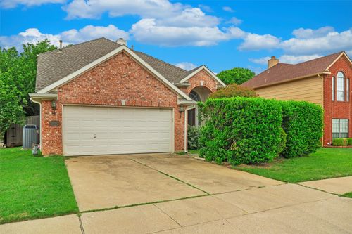 5724 Chelmsford Trl, Arlington, TX, 76018-2585 | Card Image