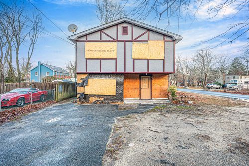 53 Hounslow Rd, Shirley, NY, 11967-2516 | Card Image