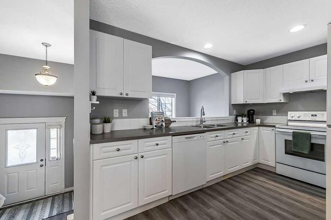 89 Crystal Shores Crescent, Home with 3 bedrooms, 2 bathrooms and 1 parking in Okotoks AB | Image 6