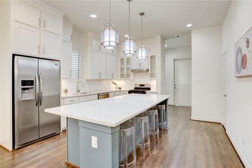 6604 Eureka St, Houston, TX, 77008-6151 | Card Image