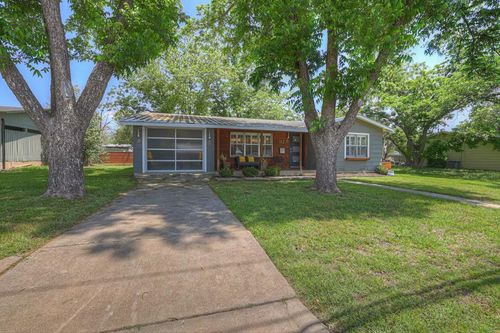 112 W Mulberry St, Fredericksburg, TX, 78624-3404 | Card Image