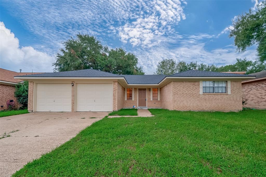 Pinebrook Ln, Baytown, TX 77521