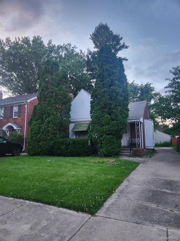 Hunt Club Dr, Grosse Pointe Woods, MI 48236