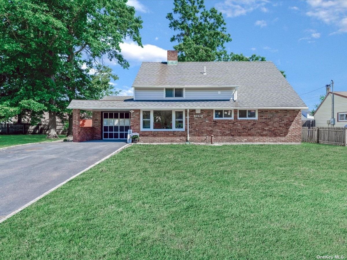Arrow Ln, Hicksville, NY 11801