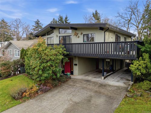 941 Lucas Ave, Victoria, BC, V8X4E6 | Card Image