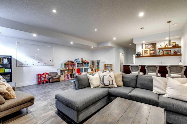 2427 3 Avenue Nw, Home with 4 bedrooms, 4 bathrooms and 2 parking in Calgary AB | Image 44