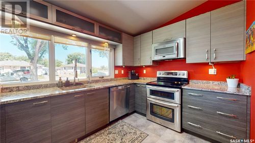 102 Mcinnis Cres, Regina, SK, S4R3E8 | Card Image