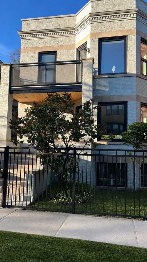 5725 N Ridge Ave, Chicago, IL, 60660-3430 | Card Image
