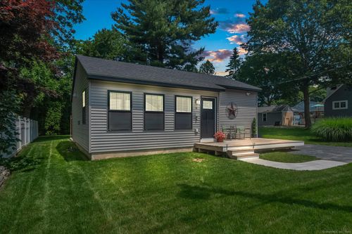 10 1st Ave, Waterford, CT, 06385-2520 | Card Image