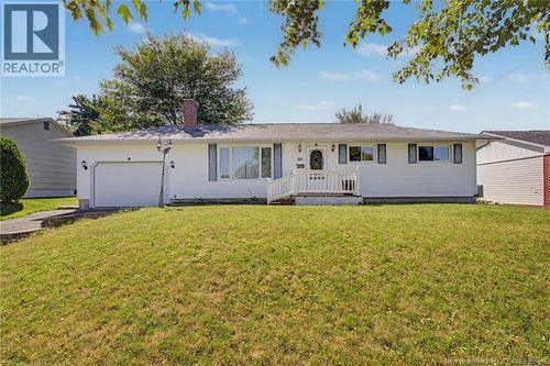 109 Coventry Cres, House with 3 bedrooms, 2 bathrooms and null parking in Fredericton NB | Card Image