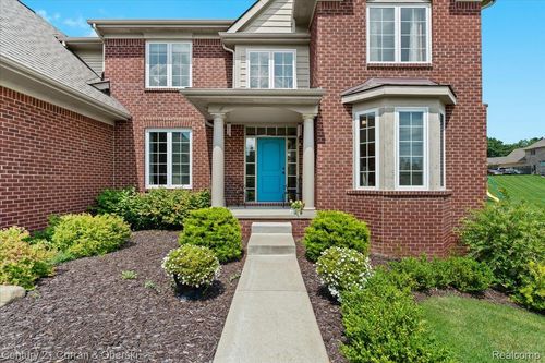 8028 Trenton Dr, White Lake, MI, 48386-4804 | Card Image