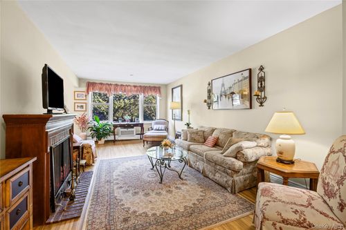 b5-120 Morris Ave, Rockville Centre, NY, 11570-4238 | Card Image