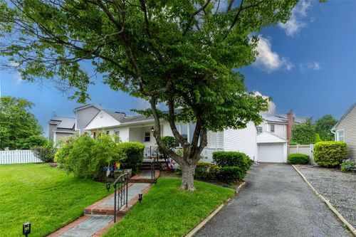 738 Carlyle Ave, Franklin Square, NY, 11010-3317 | Card Image