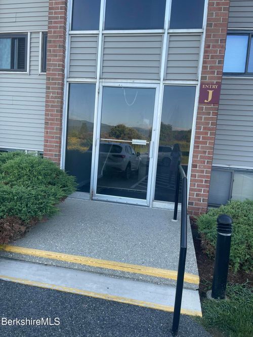 189 Stratton Rd, Williamstown, MA, 01267-2961 | Card Image