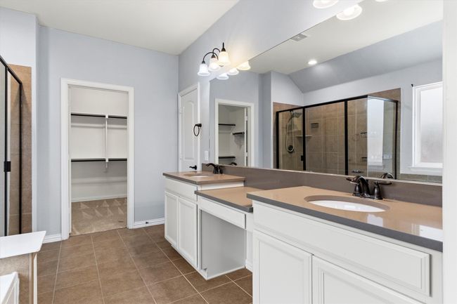 Dual sinks with granite countertops | Image 23