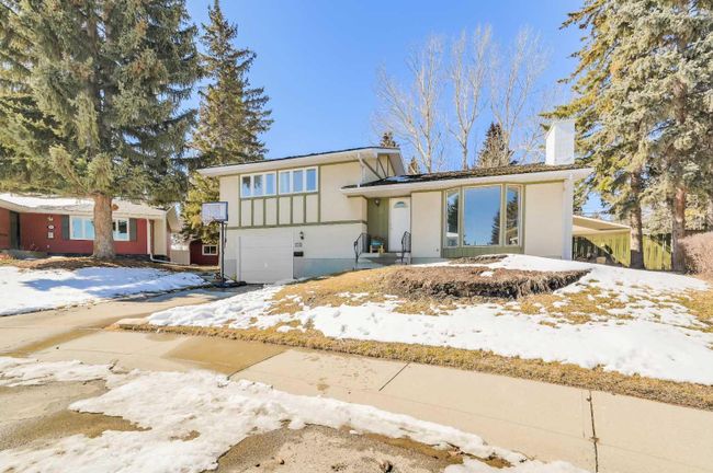 5407 Ladbrooke Drive Sw, Home with 3 bedrooms, 1 bathrooms and 6 parking in Calgary AB | Image 2