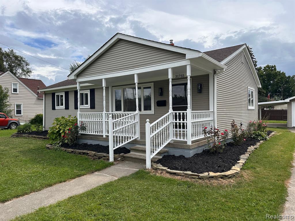Elmwood St, Garden City, MI 48135