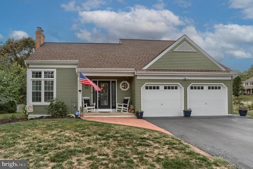 8 Brooklane Ct, Elizabethtown, PA, 17022-8817 | Card Image