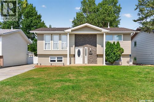 1338 Glendale St, Moose Jaw, SK, S6H6Y9 | Card Image