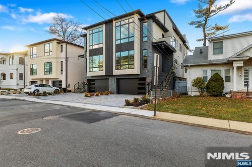 811 Jassamine Way, Fort Lee, NJ, 07024-1522 | Card Image