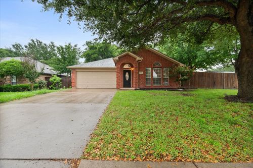 1627 Wintercrest Rd, Grand Prairie, TX, 75052-1685 | Card Image