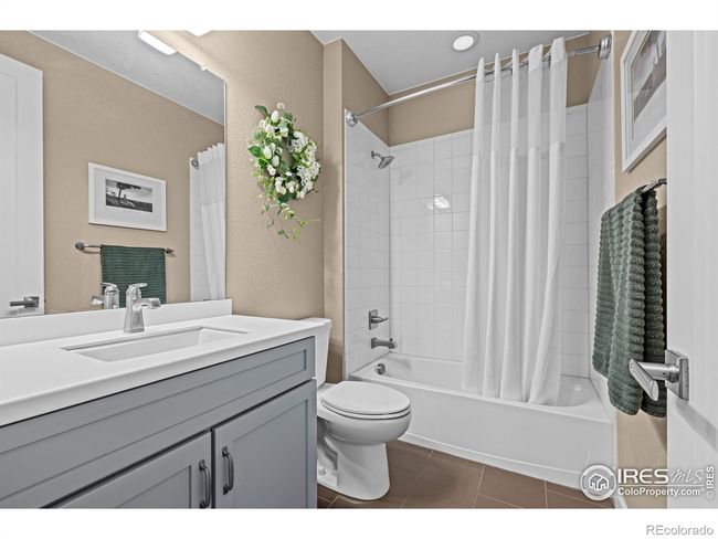 Shared secondary main level bath | Image 18