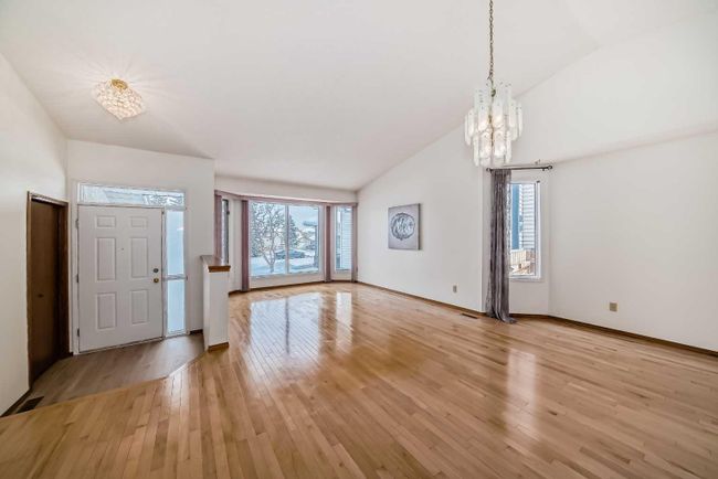 19 Sandringham Close Nw, Home with 4 bedrooms, 3 bathrooms and 4 parking in Calgary AB | Image 2