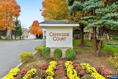 27 Creekside Ct, Secaucus, NJ, 07094-3750 | Card Image
