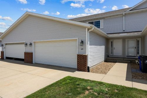 121 Woodstone Ln Sw, Cedar Rapids, IA, 52404-4835 | Card Image