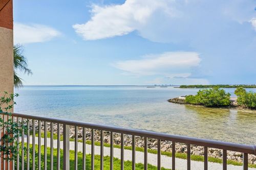 9-122-5000 Culbreath Key Way, TAMPA, FL, 33611-3051 | Card Image