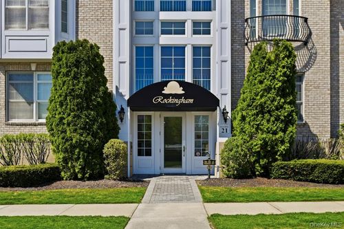 923 Roosevelt Way, Westbury, NY, 11590-6686 | Card Image