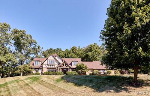 10 Forest Club Dr, Chesterfield, MO, 63005-7110 | Card Image