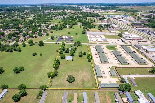 523 W Country Club Rd, Chickasha, OK, 73018-7237 | Card Image