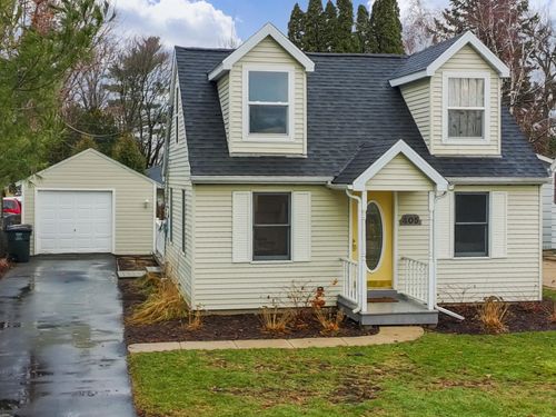 405 1st St, WALWORTH, WI, 53184-9662 | Card Image