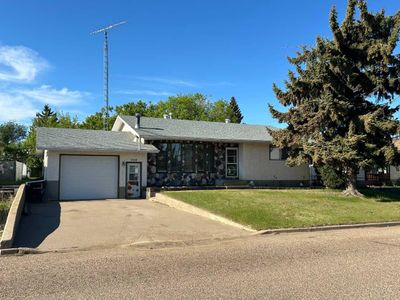 5404 48 Ave W, House detached with 4 bedrooms, 2 bathrooms and 5 parking in Forestburg AB | Image 1