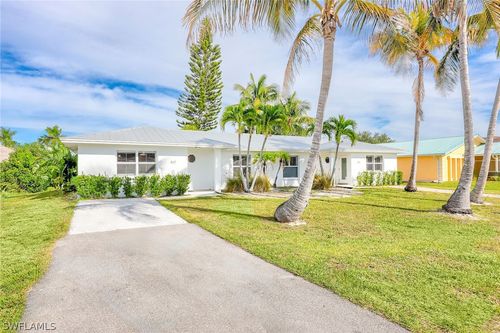 527 109th Ave N, NAPLES, FL, 34108-1807 | Card Image