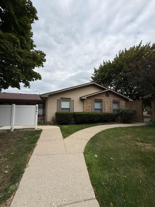 2741 Roundtree Dr, Troy, MI, 48083-2327 | Card Image