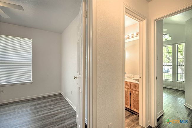 Secondary bath between 2nd and 3rd bedroom | Image 25