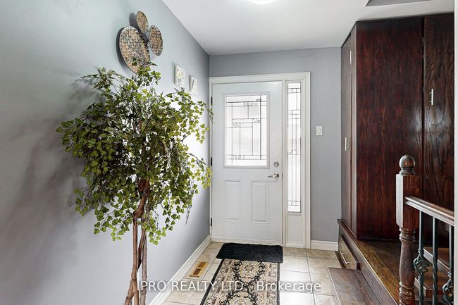 238 Royal Salisbury Way, House attached with 3 bedrooms, 2 bathrooms and 3 parking in Brampton ON | Image 5