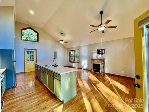 127 Whataview Dr, Whittier, NC, 28789-9274 | Card Image
