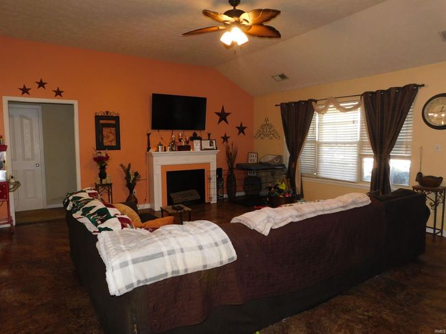 11907 Perry Crossing Pkwy, House other with 3 bedrooms, 2 bathrooms and null parking in Sellersburg IN | Image 18