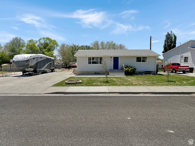 View of front facade with a front lawn | Image 35