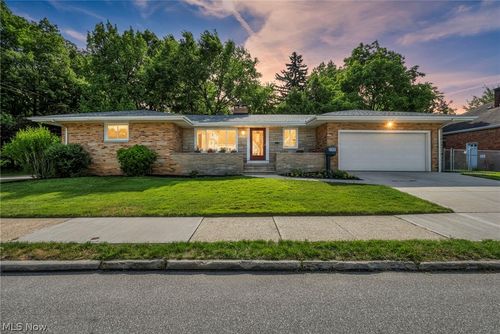 10910 Edgepark Dr, Garfield Heights, OH, 44125-2239 | Card Image
