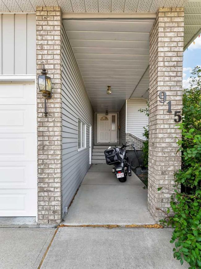 915 7 Street Se, Home with 4 bedrooms, 3 bathrooms and 2 parking in Redcliff AB | Image 3