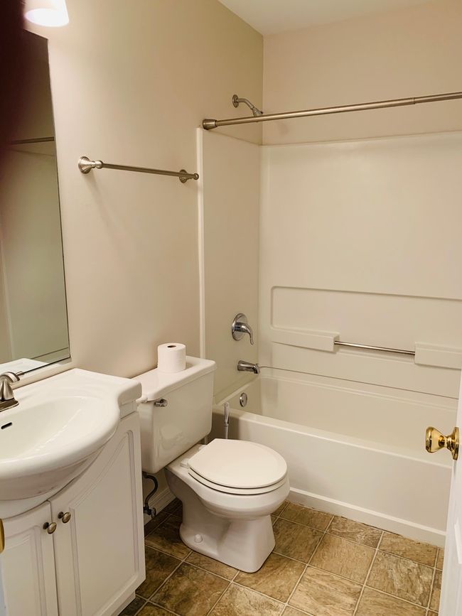 227 Wellington Cir, Townhouse with 2 bedrooms, 2 bathrooms and 1 parking in Gurnee IL | Image 6