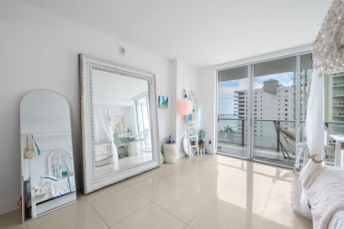 1005-1300 Brickell Bay Dr, Miami, FL, 33131-3380 | Card Image