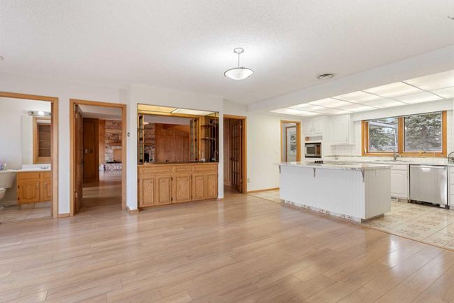 1008 Shawnee Dr Sw, House other with 3 bedrooms, 4 bathrooms and 6 parking in Calgary AB | Image 13