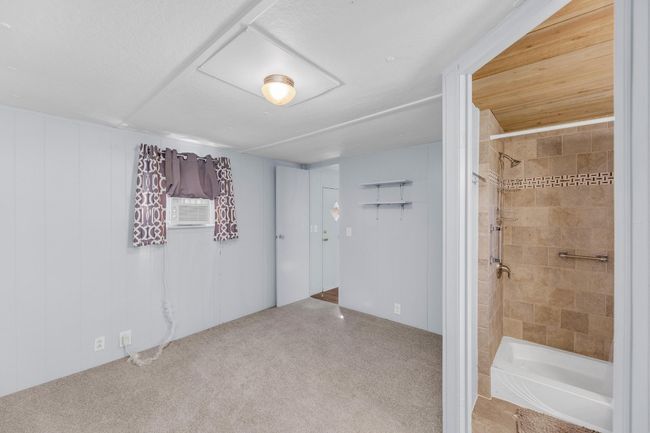 Bathroom with bathtub / shower combination | Image 21