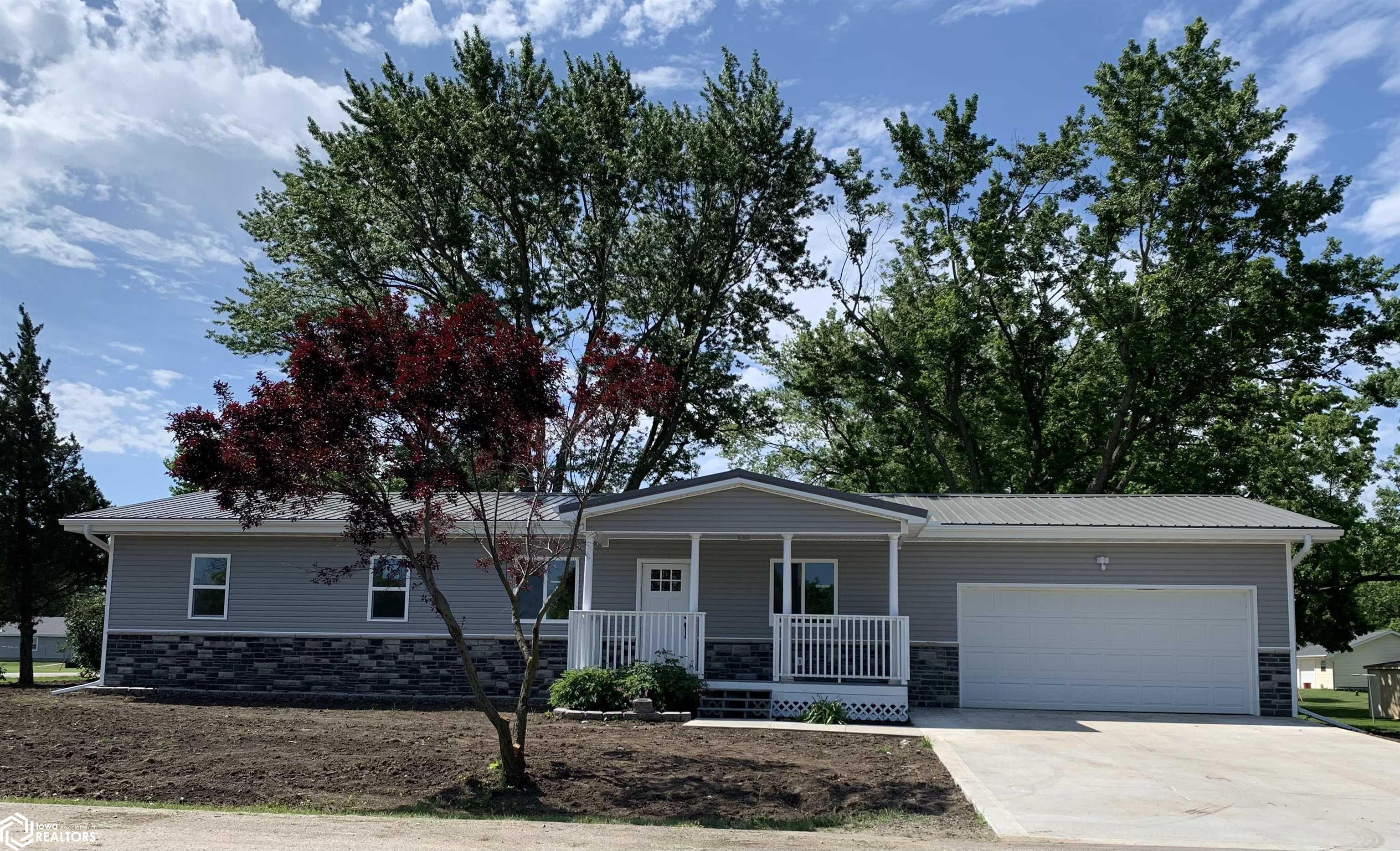 Irving St, Creston, IA 50801